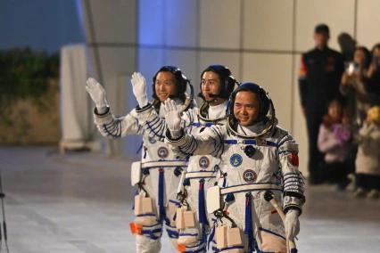 神舟二十一号的航天员们，暂时不回地球了。4月17号凌晨，指令长张陆带着武飞干