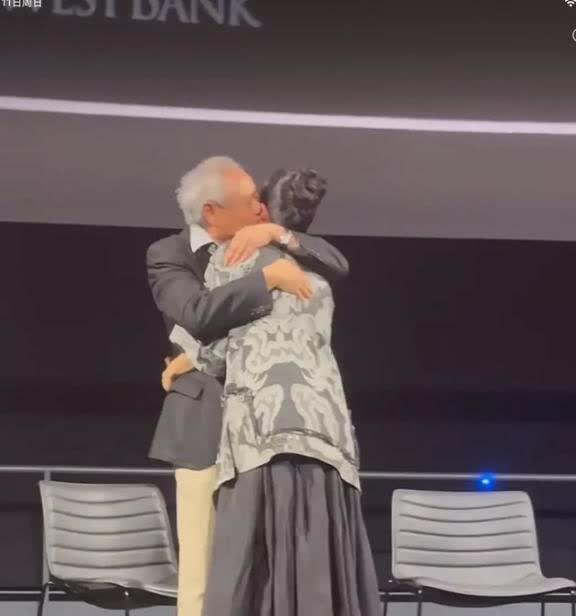 终于知道，汪峰为什么会离婚了。[捂脸哭][捂脸哭][捂脸哭]知情人士透露他常年保持