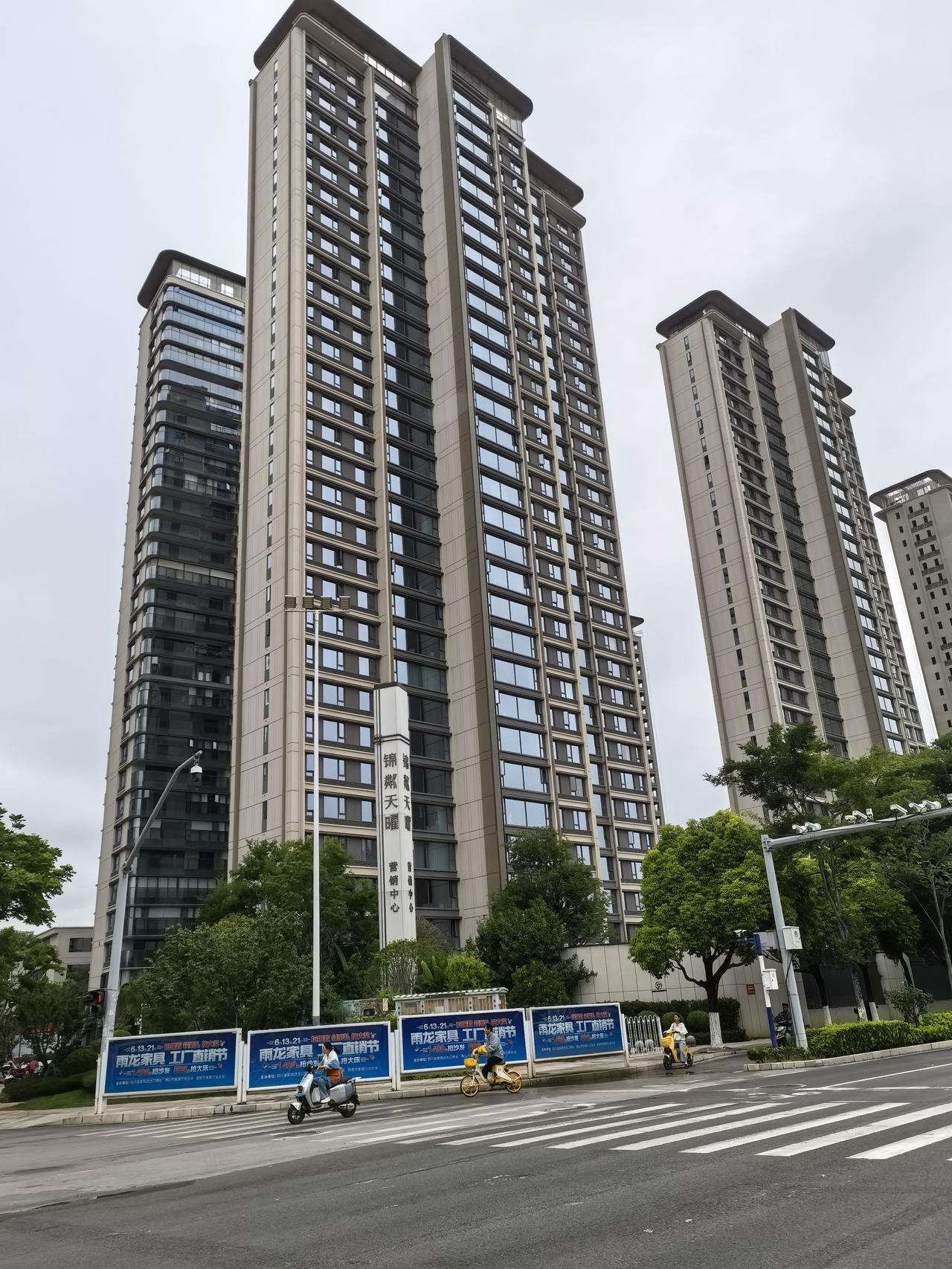 龙湖地产在双塔片区的又一力作锦粼天曜项目，共7幢楼幢，如果是没有那么高就更完美了