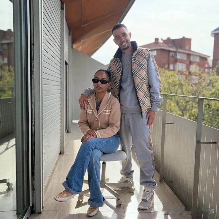 克里斯蒂娜是亚马尔父亲的未婚妻，年仅24岁，人长相平平，只比亚马尔大五岁，父亲则