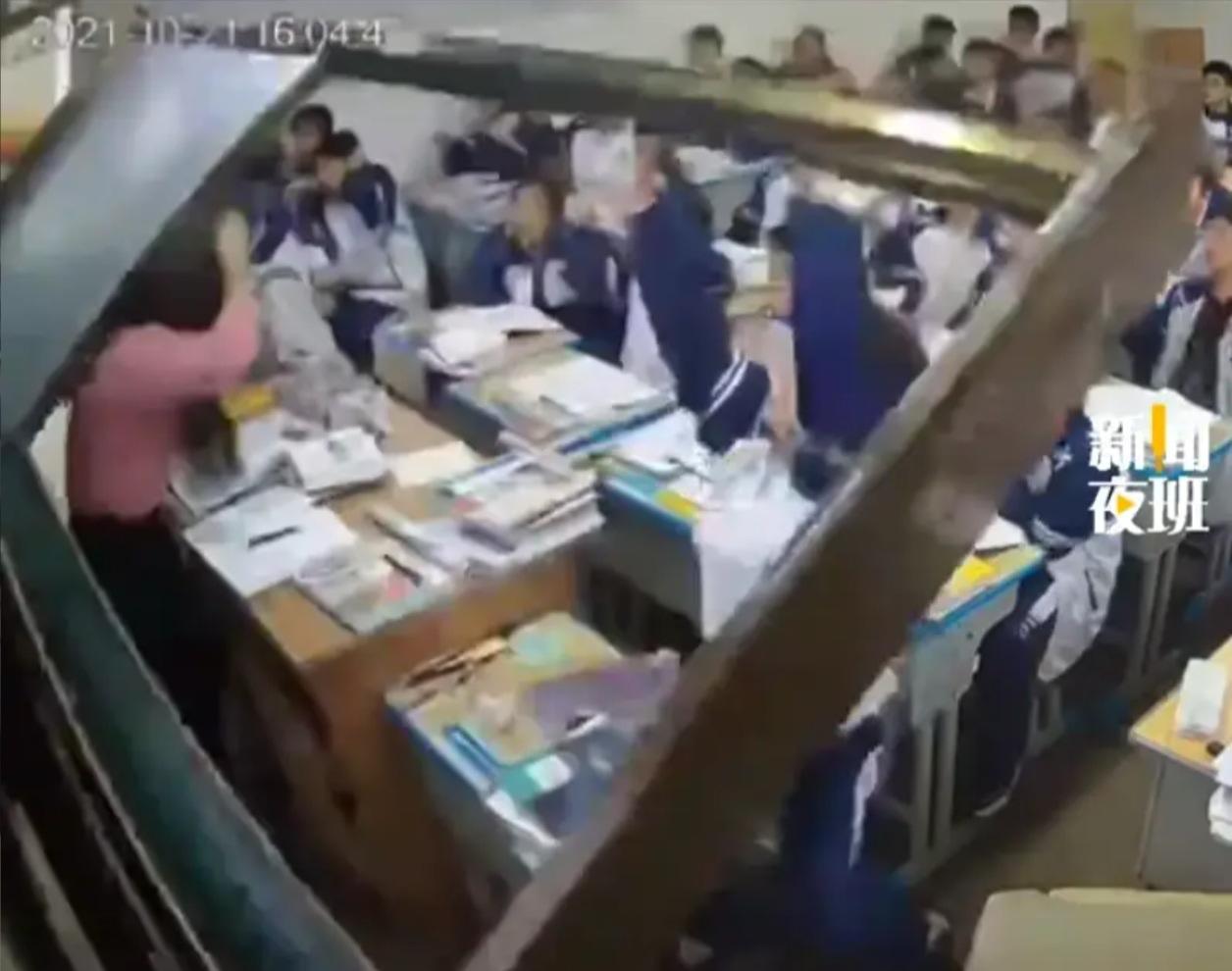 “左右护法”火了！江西高中生秒变“超能力者”，这反应比蜘蛛侠还快！😱谁能想