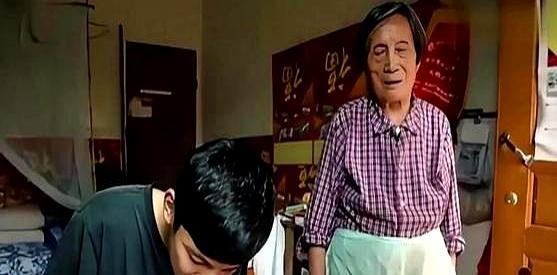 一个79岁的农村老太太，兜里揣着个破布包，顶着大太阳挨家挨户求人借钱，就为了给高