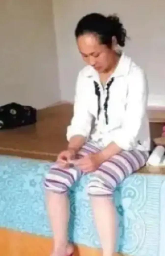 1994年，一名18岁的女孩被人贩子以2700元卖给了一位农民，洞房当晚，女孩紧张地蜷缩在角落里，浑