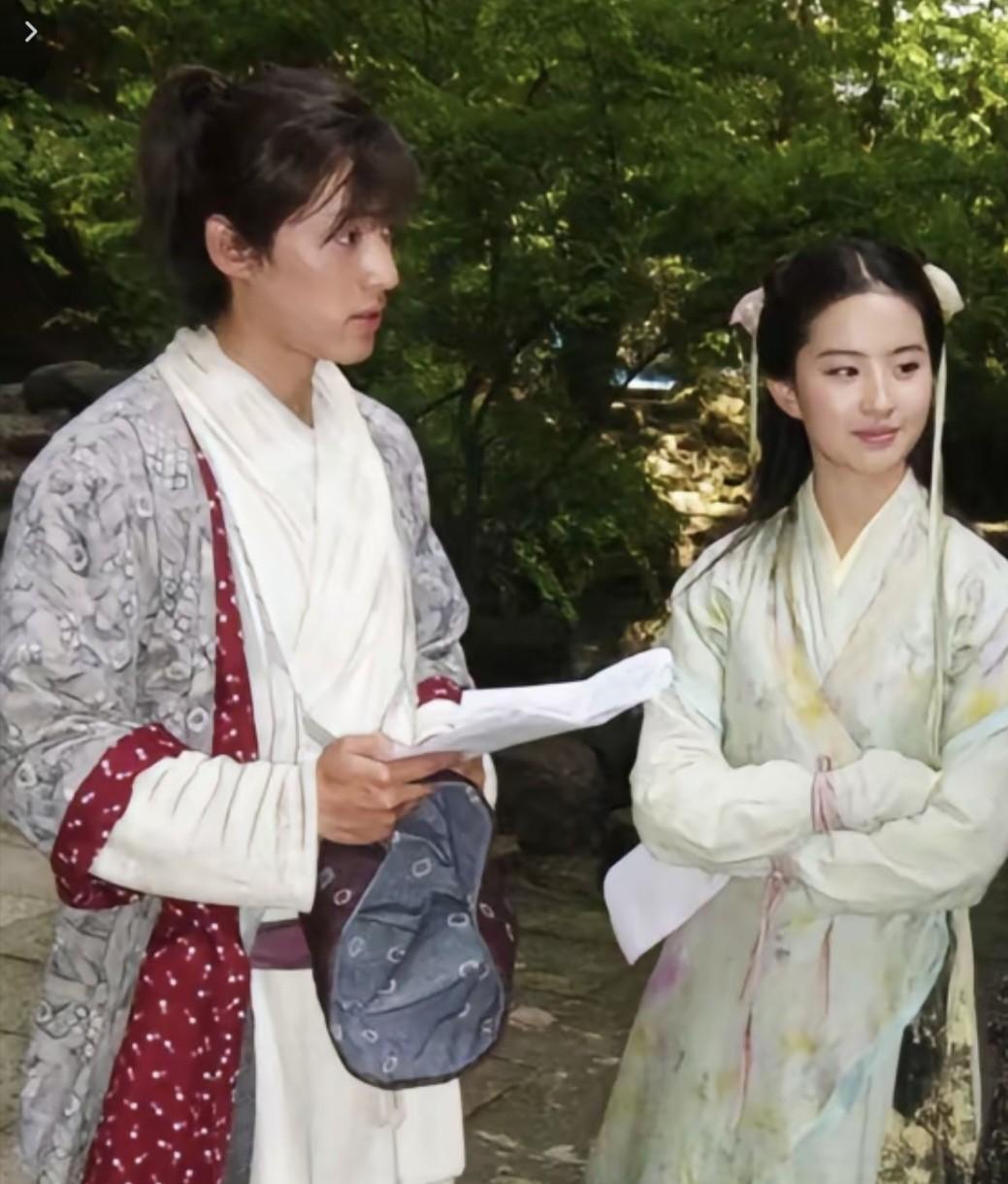 胡歌跟刘亦菲同框，手背绷成硬纸板，连指尖都不敢蹭到她衣服！2023微博之夜后台