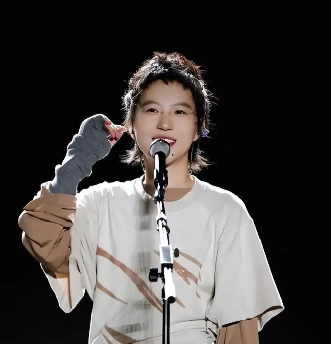 王菲为女儿窦靖童立下的第一条规矩，就是不允许她在任何场合，将“王菲”这两个字当做