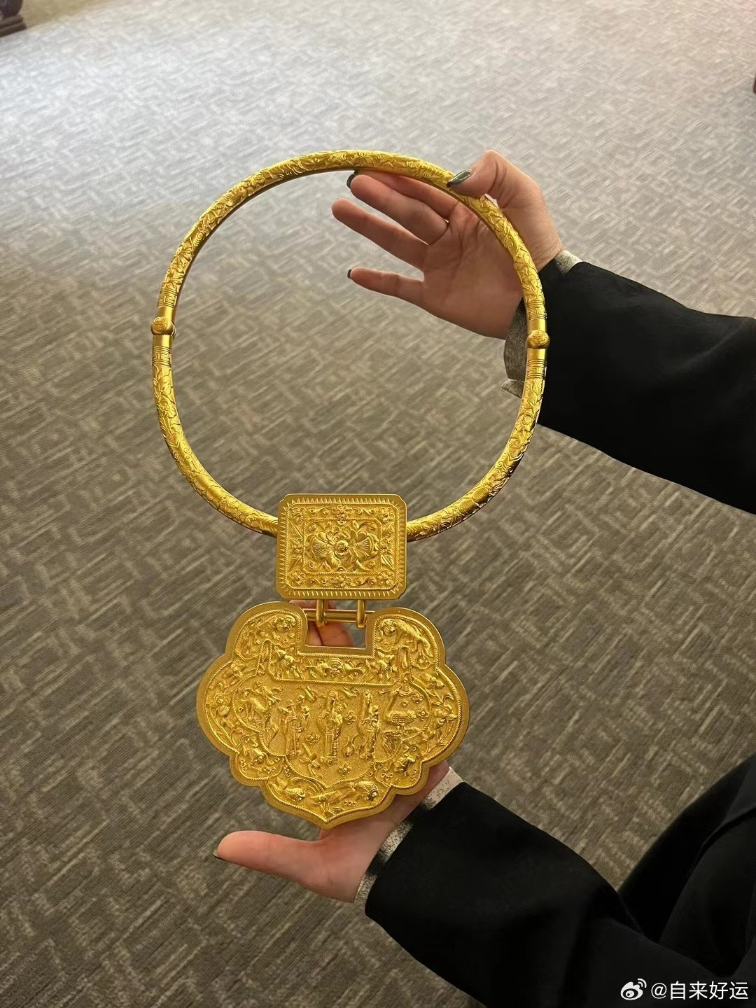 女子将老公送金镯扔地上又响又跳黄金这事儿最近在网上挺火的，简单说就是浙江一位女