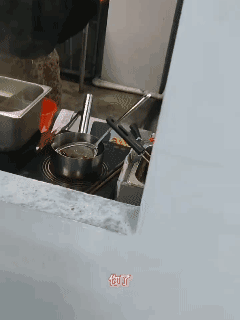 3月20日，在宁夏某餐馆内。一名外卖小哥在取餐时向旁人抱怨了几句，女商家误以为他