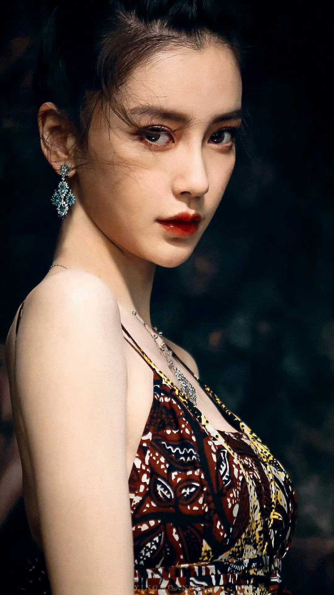 angelababyangelababy“我沿着星河捡着你遗落在月亮旁的浪漫