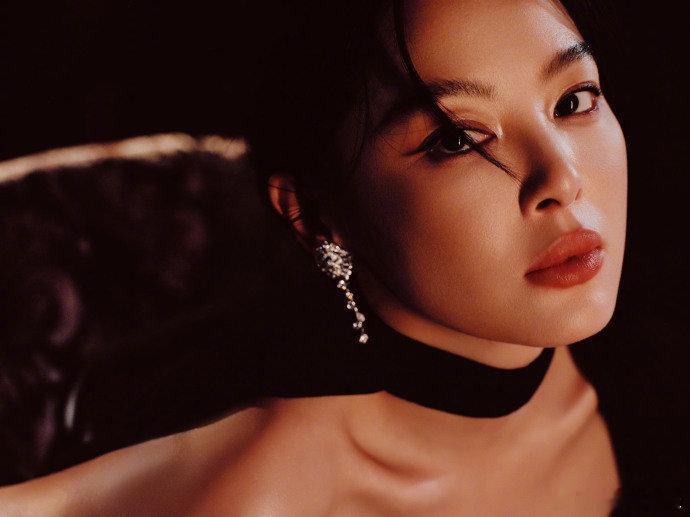 辛芷蕾的红是什么红红毯时尚教科书！辛芷蕾两套高定造型皆惊艳，黑裙冷艳、红裙明艳