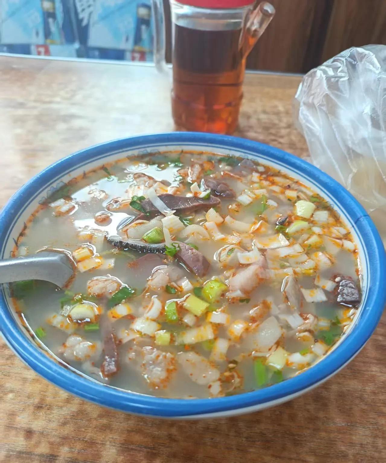 烟台15元一碗的羊杂汤，感觉这个价格中规中矩，还可以接受！但是主食还得自己