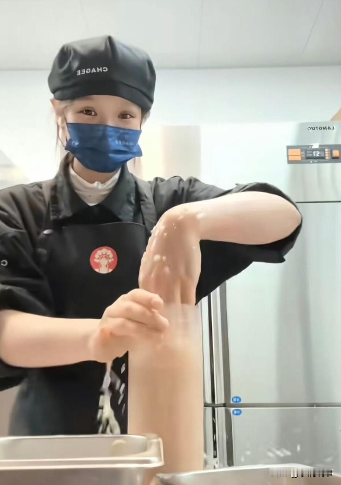 霸王茶姬那事，最受累的不是上头的人，是天天在店里做奶茶的小哥小妹。就那个