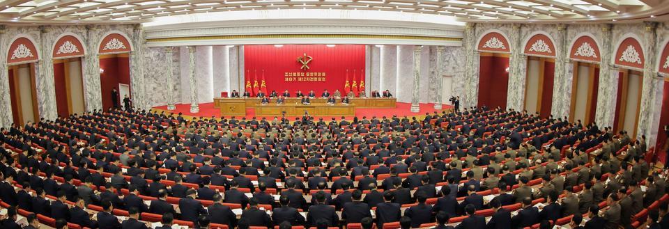 金正恩元帅近况照片：主持委员会第十二次扩大全会。时间是2025年6月21日至2