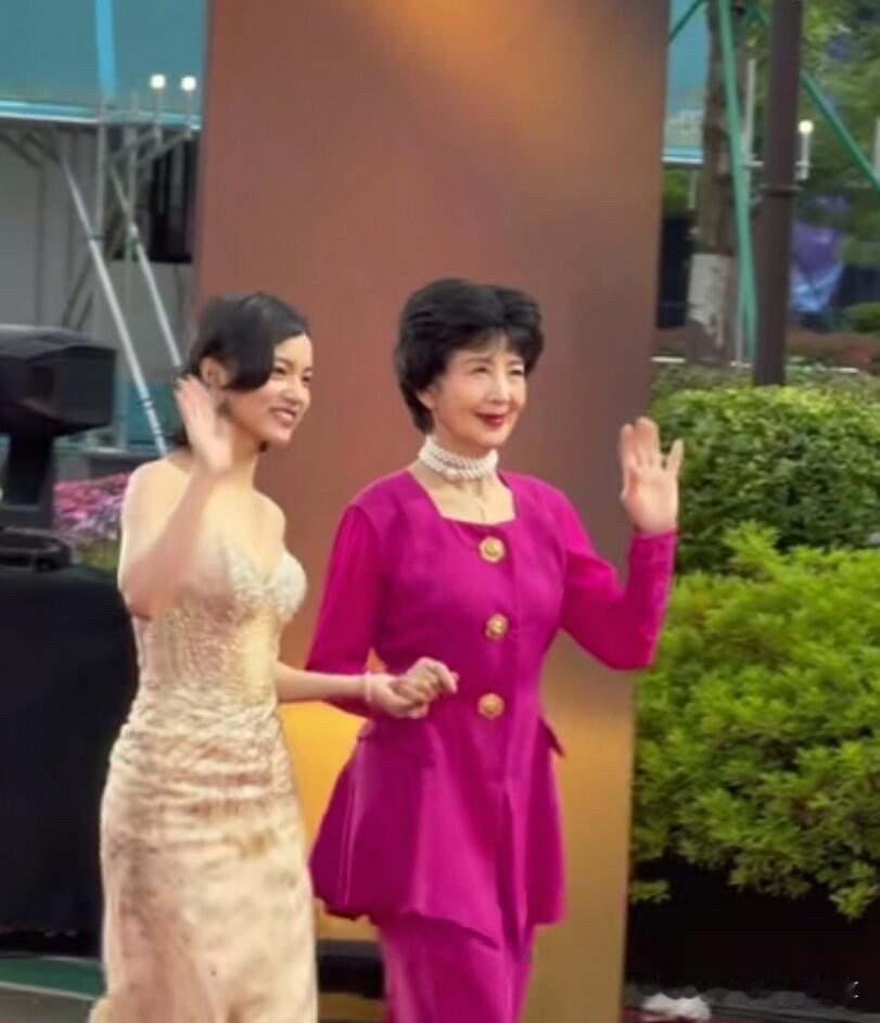 上海的女演员长相很有特点，一眼就能认出来，她是著名演员吴海燕，她年龄大了气质不输