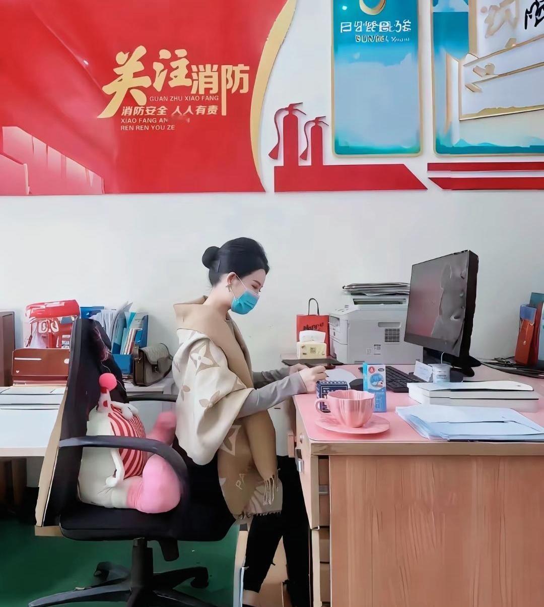 体制内女生的那种“不好惹”的气场，到底是怎么来的？她们的穿着打扮，永远是那么的