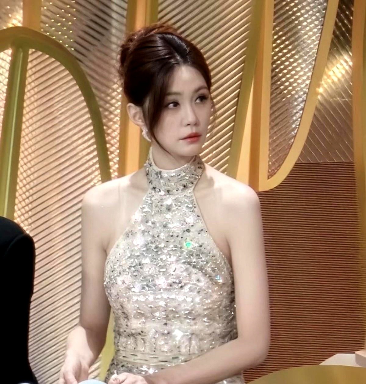 金鹰奖上，37岁的主持人沈梦辰出现了停顿冷场。话掉在了地上，嘉宾杨紫主动出面化解了尴尬。随后，沈梦辰