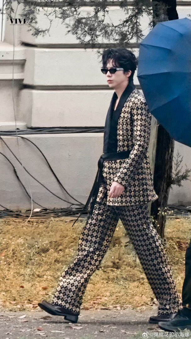 刘宇宁开推蛇塑开始推理吧就喜欢看刘宇宁穿这种有点东西的衣服，金色亮片菱格睡衣配