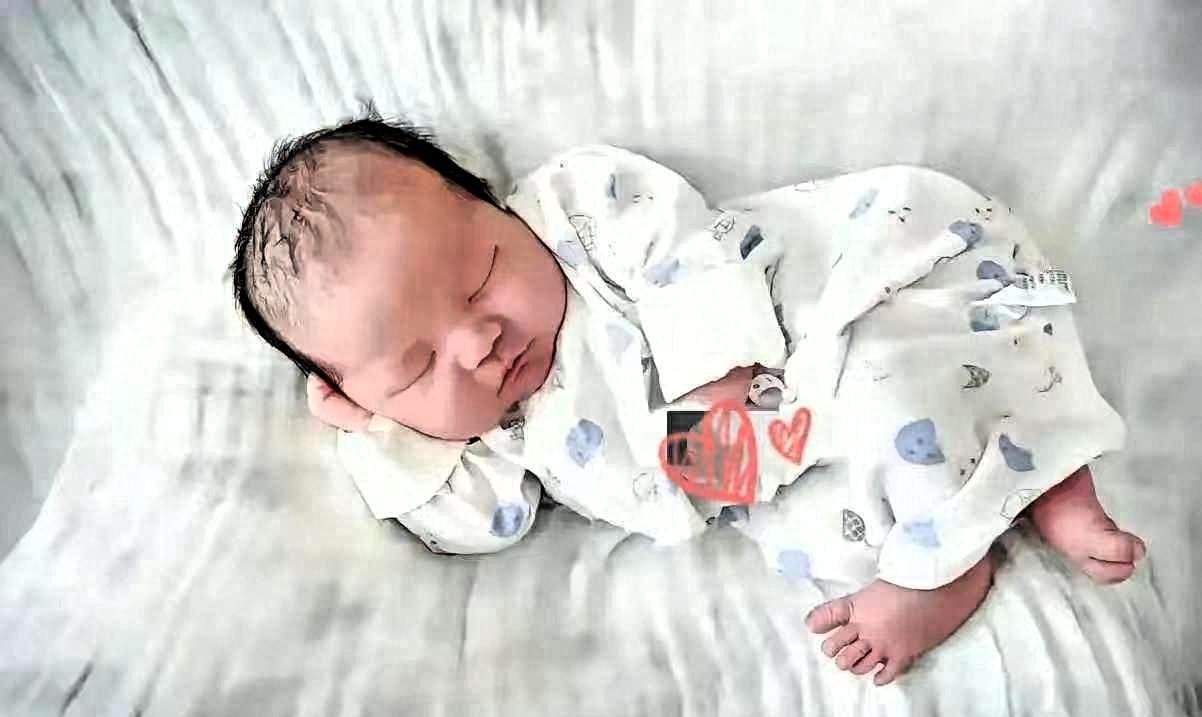 看哭了！医院一名孕妇生了个男孩，婴儿没呼吸，全身皮肤呈现青紫色，无论医护人员如何