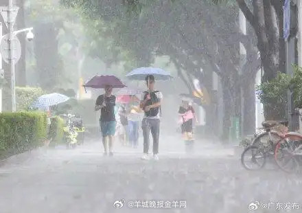 【#台风“剑鱼”有可能在海南沿海登陆##广东今明两天或迎大暴雨#】8月23日早