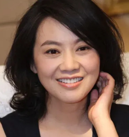 2004年，正在拍《武林外传》的闫妮，冒着大雪回到家中，一进门，老公邹伟却对她说
