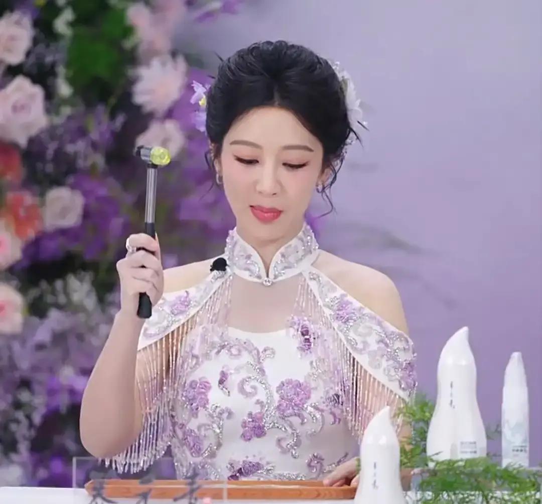 杨紫横店探班直播太圈粉敲锤子拓印玩出满分松弛感4月1日品牌方专程到横店探班