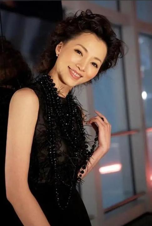 2013年，40岁的董卿执意嫁给35岁的百亿富豪密春雷，董妈妈苦苦劝阻："闺女啊