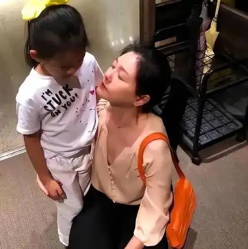 　　大S不想让孩子曝光的原因是什么？　　大S从十七岁出道，那个时候的大S还是一