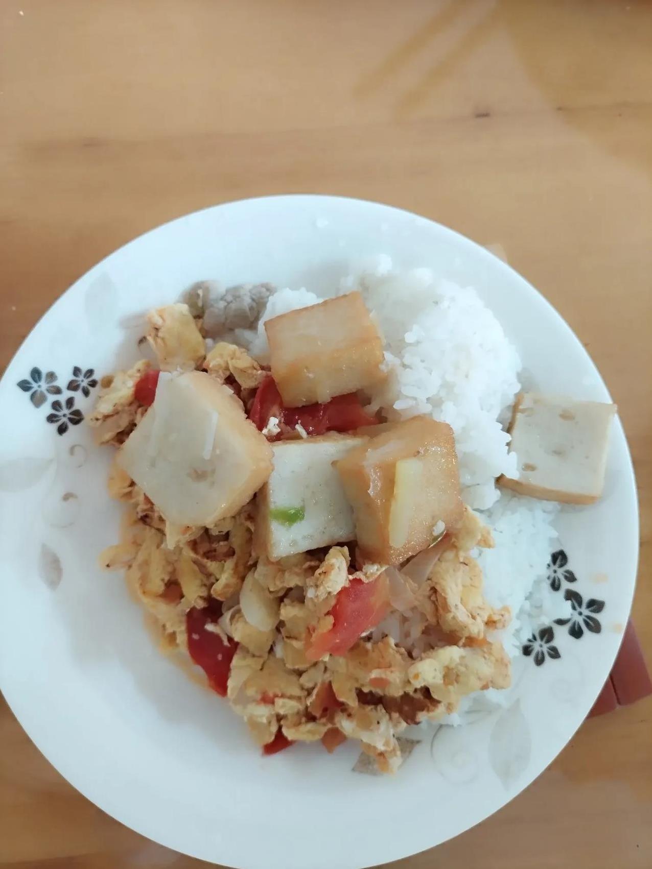 丈夫早上不吭声出门了，急匆匆严肃的样子像是去上班？奇怪啊，昨天还说是休三天年假，