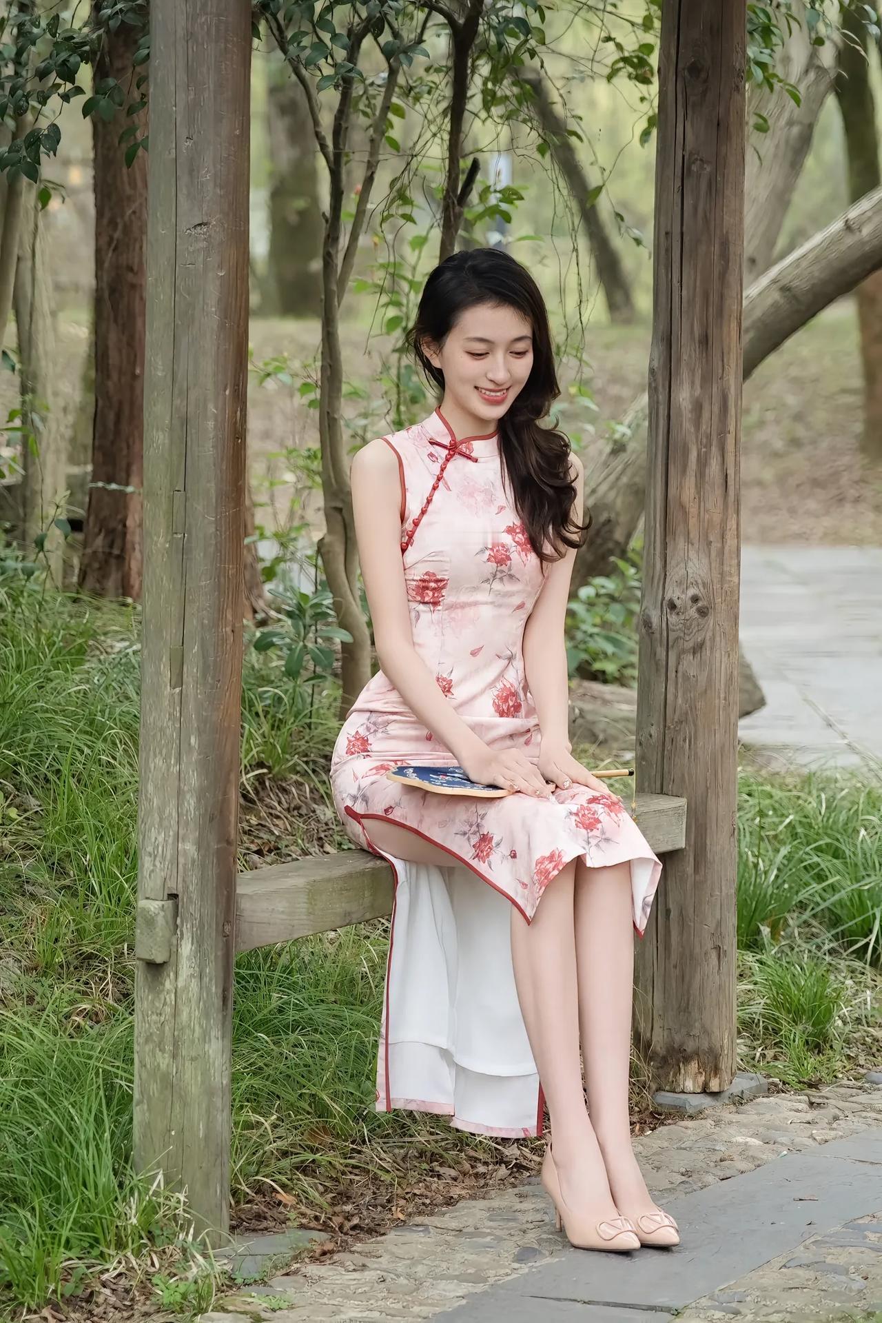 红袖添香夜，轻抚古琴弦。