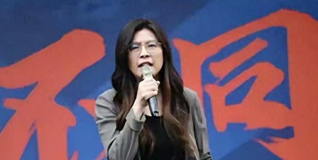 我怀疑郑丽文是美国培养潜伏在台湾的高级特工，你看一下她的足迹，大学毕业以后先去美