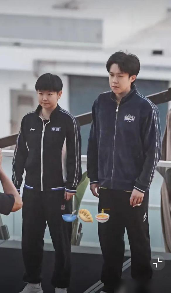 在成都合影不挨着，到了香港人家按住先给莎头来个合影！说白了，就是王楚钦和孙颖