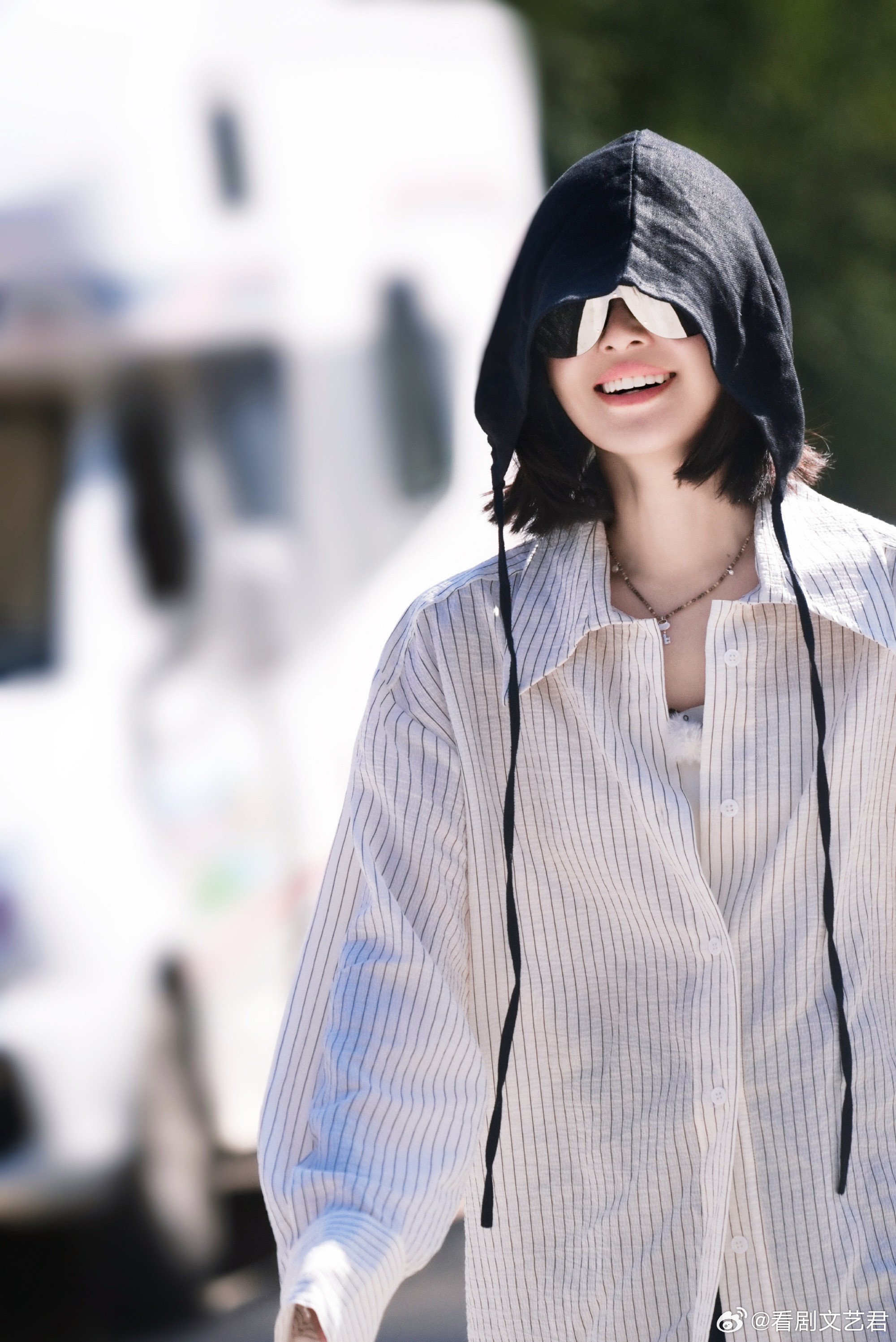 倪妮新疆向野之旅到站停车向野的我们旅途不会一直往前冲，到站停下来放空一会儿，倪妮