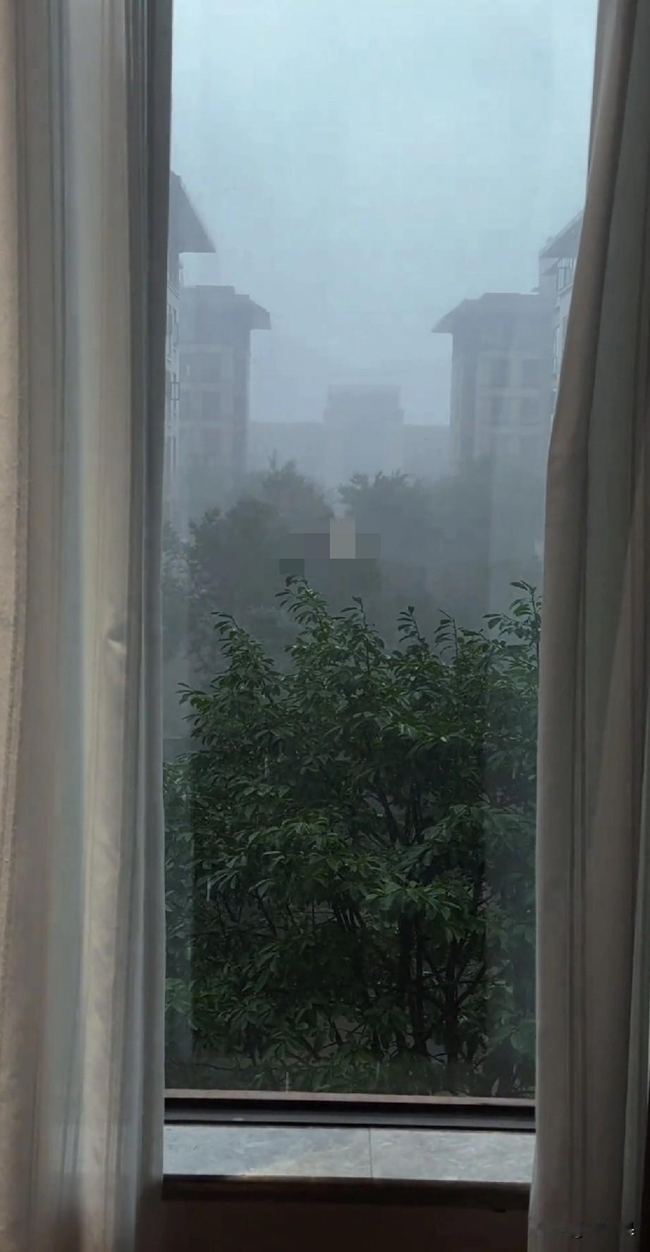 一大早就听见外面哗哗下雨，预报是小雨，但是听着声音可不小。九月份郑州有二十多天