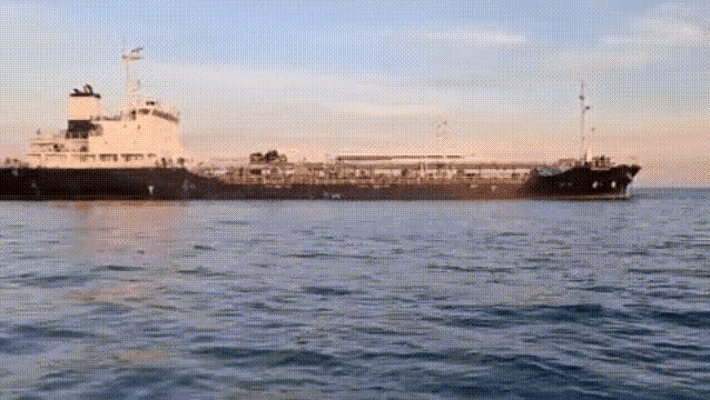 抓！伊朗复仇不隔夜，扣押两艘油轮，巨舰护航，中俄伊对美国说不12月12日扣