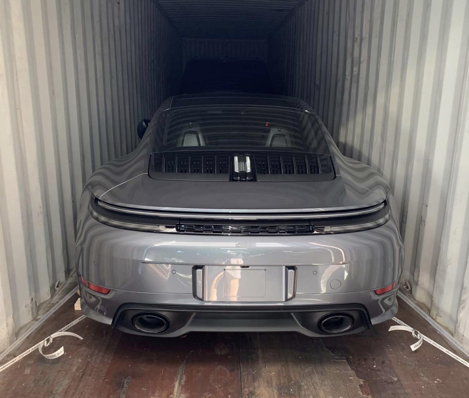 已到港，等拆箱手动挡保时捷卡雷拉T黑色一台，灰色一台可备案GT3同款大尾翼满配