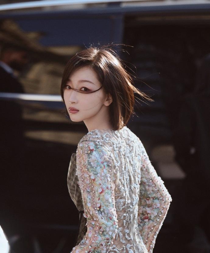 今天周冬雨在巴黎出席活动，她这次搭配很漂亮，像个时尚的少女，还很有春日时尚风情。