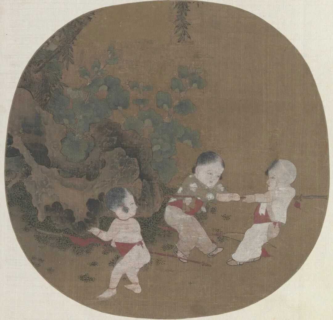 宋陈宗训《秋庭戏婴图》，图绘三小儿嬉戏的场景。画面中右边两个小孩争夺一柄木枪，