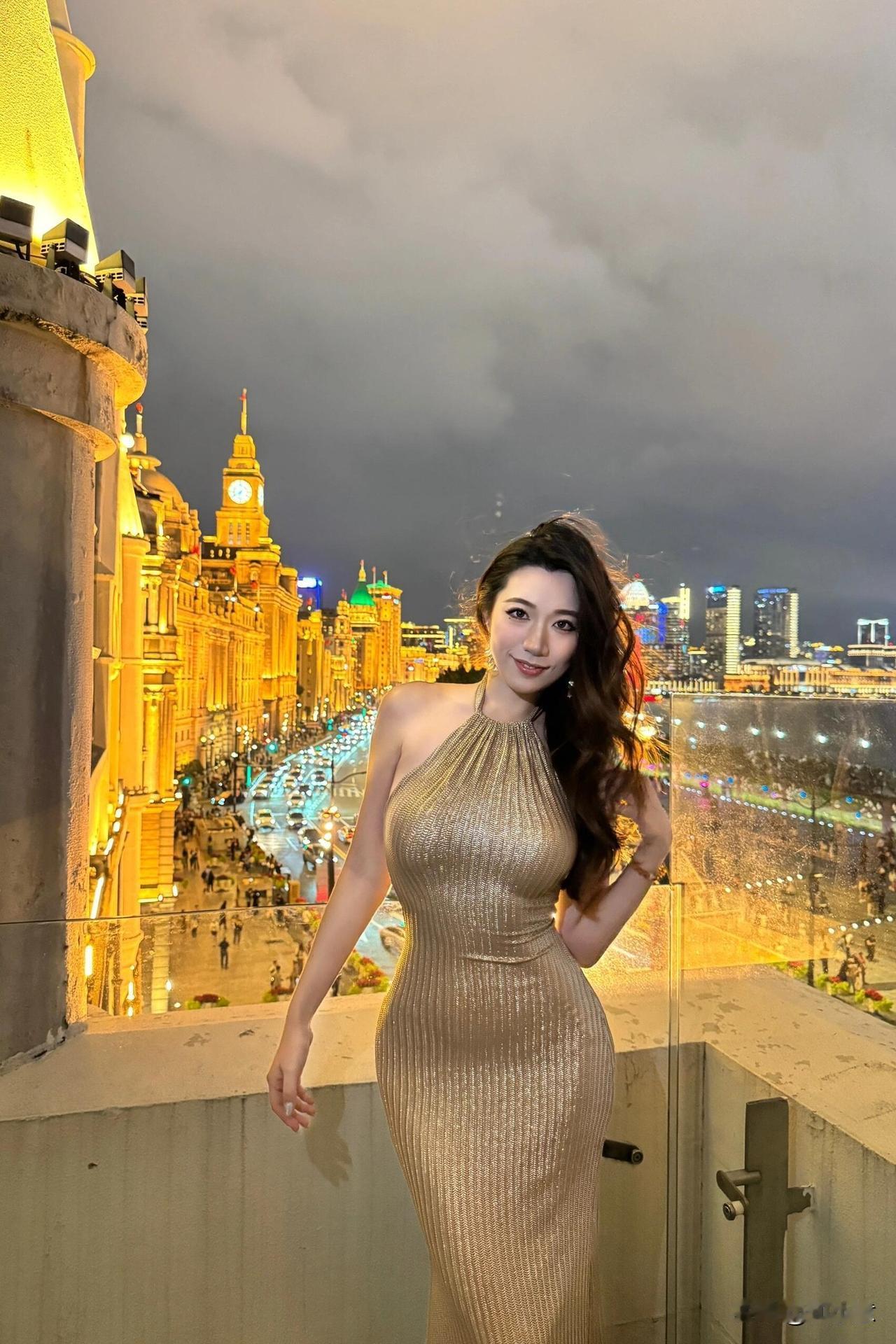 夜晚的繁华都市，霓虹闪烁，我站在高处俯瞰这一切。