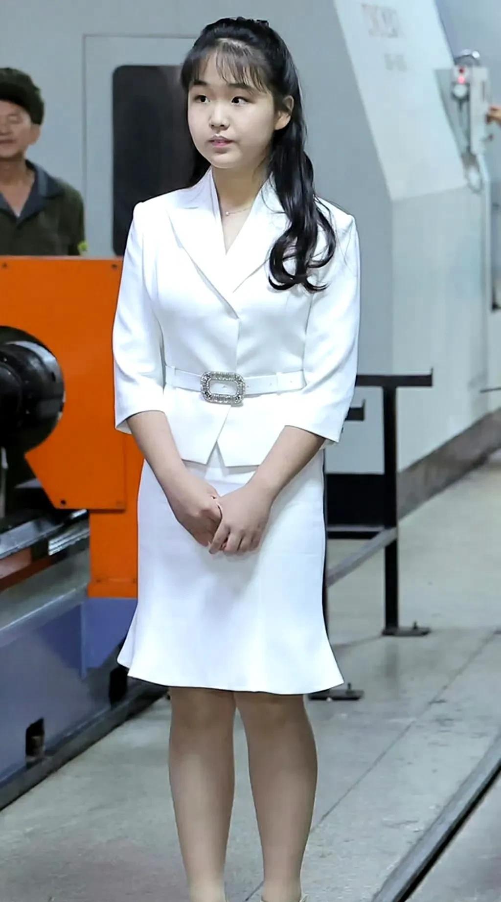 女大十八变，这孩子越来越漂亮了！小姑娘这几年真是越长越好看，小时候还是个圆脸蛋的