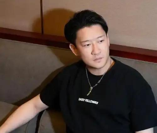 于谦当年指着曹云金鼻子骂的时候，兜里已经备好了借他买房的钱。老郭捧红的徒弟里，