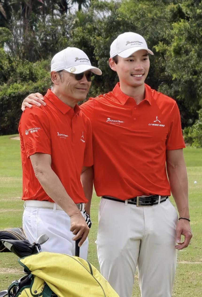 68岁苗侨伟和33岁儿子苗俊现身海南参加高尔夫精英赛，他的状态太好了，身材健硕，