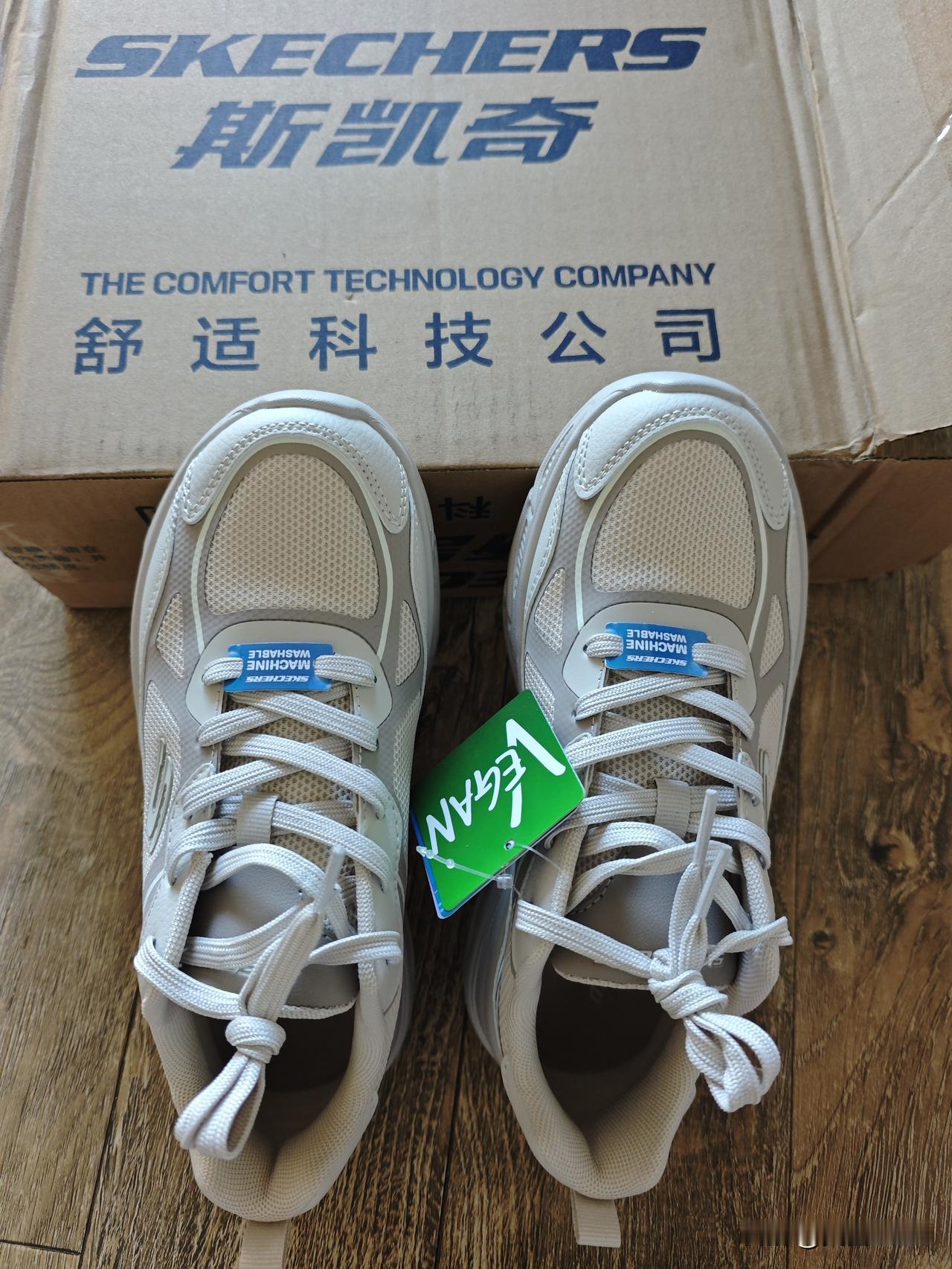 老太太这两天没干啥正经事儿，光倒腾鞋了，母指外翻。本来穿35号的鞋，但是因为