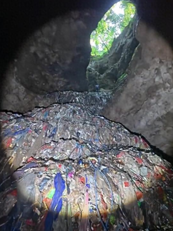 张家界天坑的垃圾，看完现场照片，才明白村支书为什么不让拍