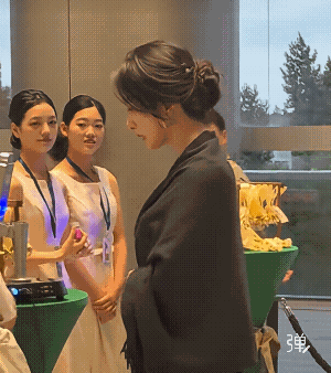 旁边两个女生都忍不住欣赏的眼神![呲牙笑]