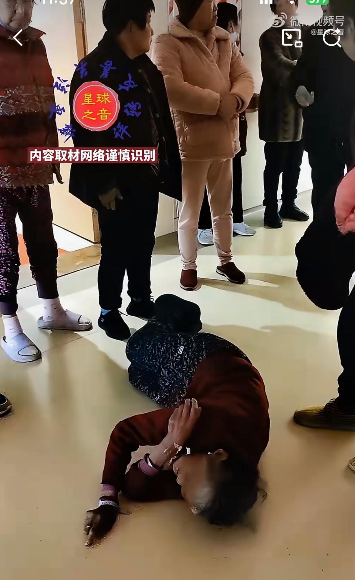 医院里的辛酸一幕，老奶奶拔掉枕头滚下床要回家不治了，因为不想给儿女添负担。虽然儿