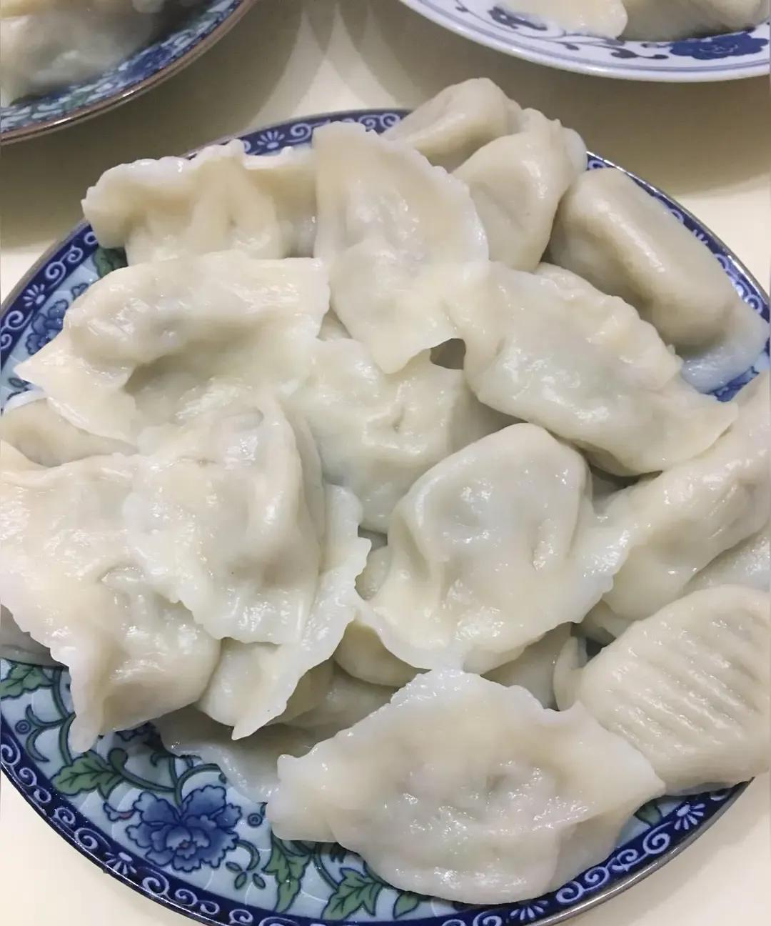 他妈包饺子，他妹在屋里玩手机，他躺床上玩手机，他叫我出去帮他妈包饺子。我说你们