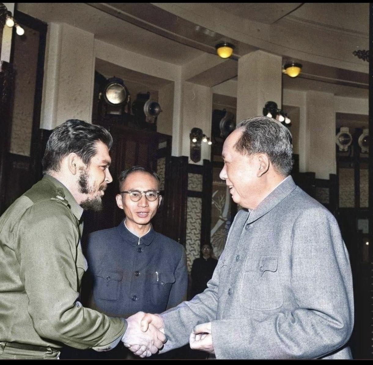 阿根廷拥有两位伟大的心脏：切·格瓦拉和迭戈·马拉多纳。六十年代初，格瓦拉来中国时