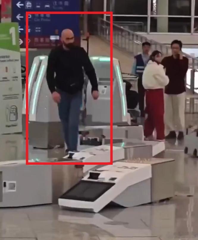 英国旅客大闹香港机场被捕！身上搜出未开处方的“伟哥”海外新鲜事ai热点共创计划