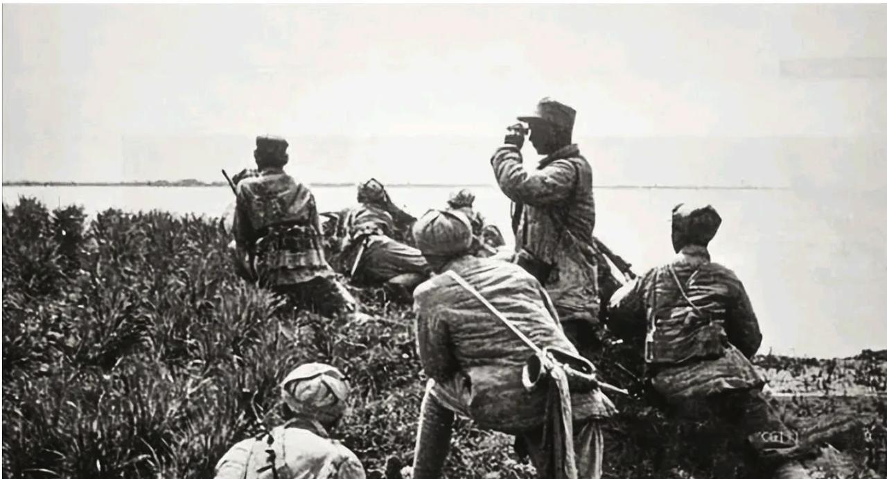 1942年，侦察员扮百姓，被日军抓壮丁，连长急喊开火救人，参谋长却冷声拒绝：现在