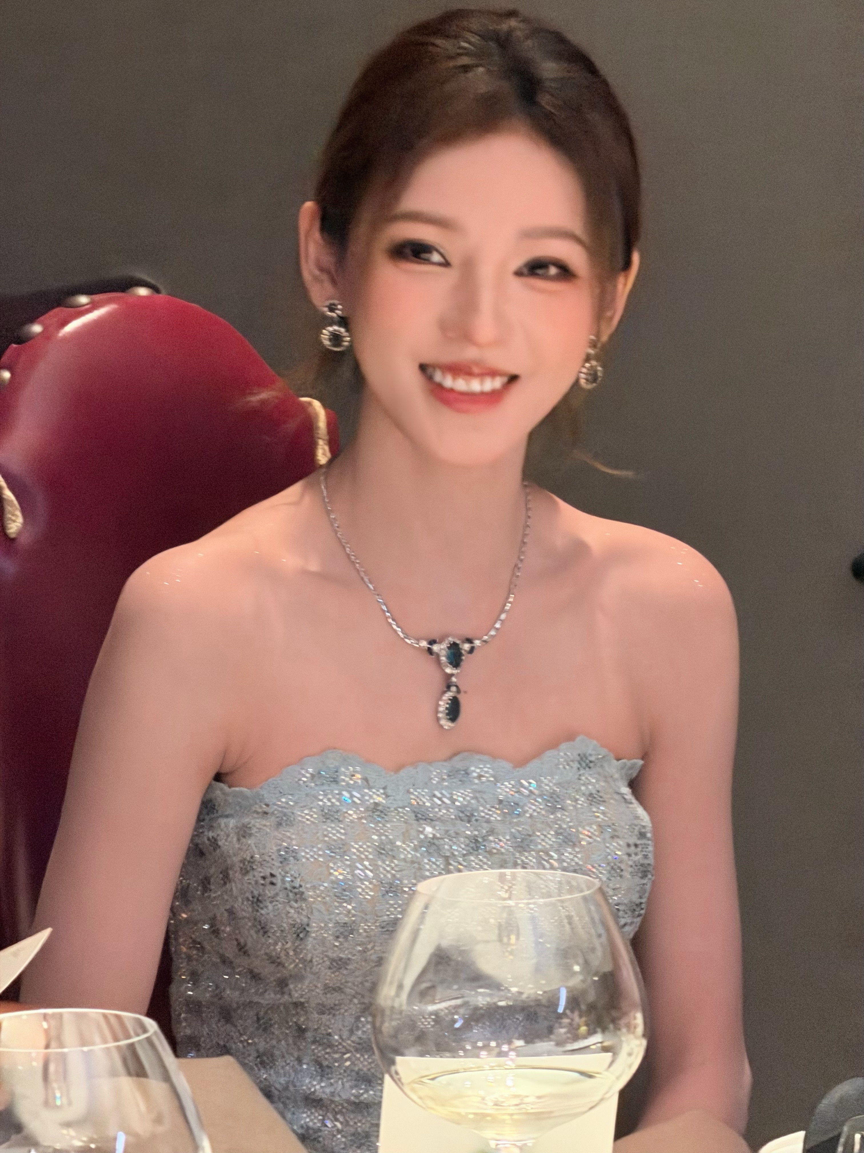 参加晚宴张予曦坐对面是谁这么幸运，晚宴上的张予曦完全仪态大方优雅千金来的