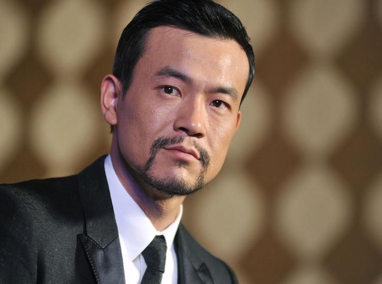 他是顶级"星二代"，出道25年从不拼爹，妻子还是周星驰的黄金搭档  